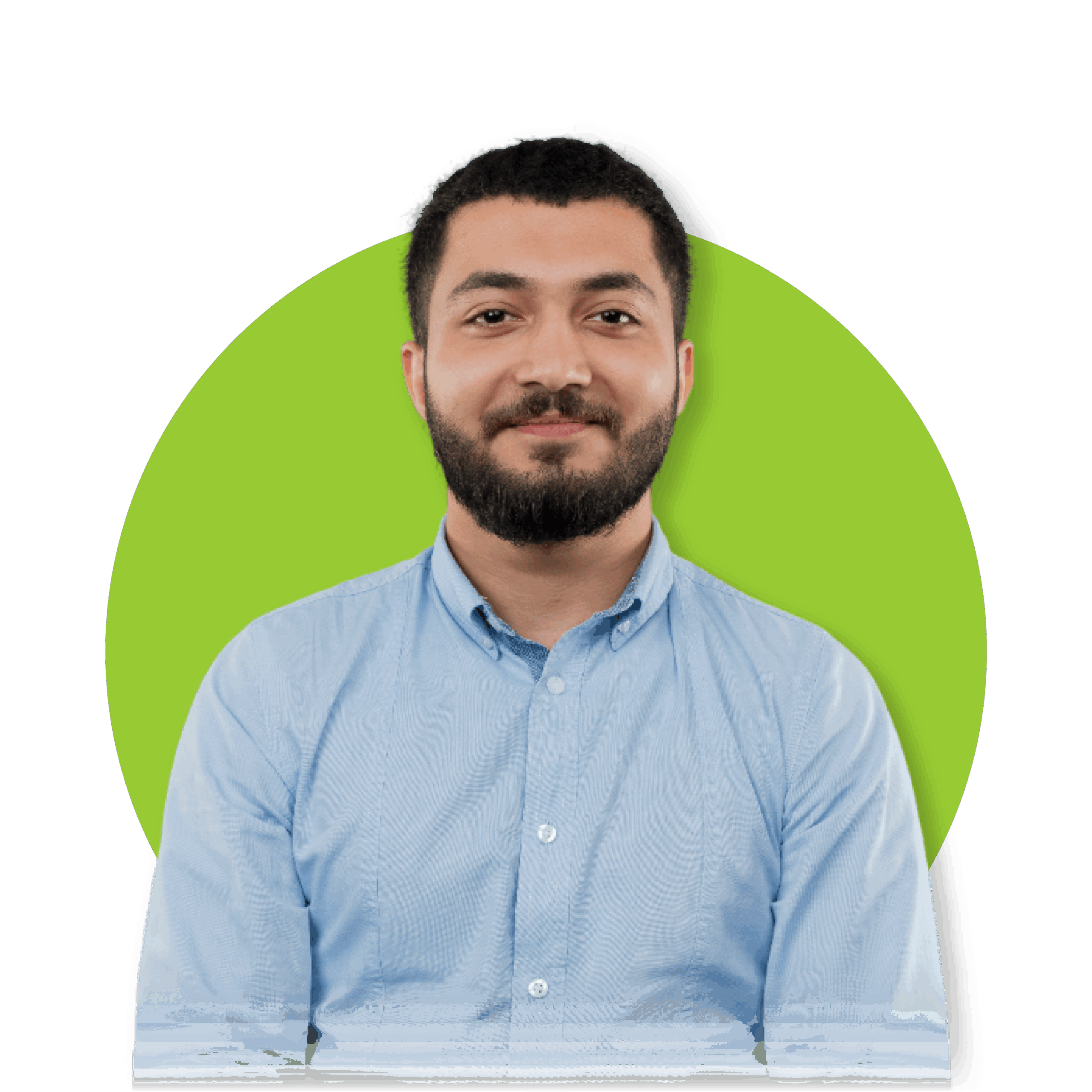 Hombre con camisa celeste sonriendo frente a un fondo verde circular.