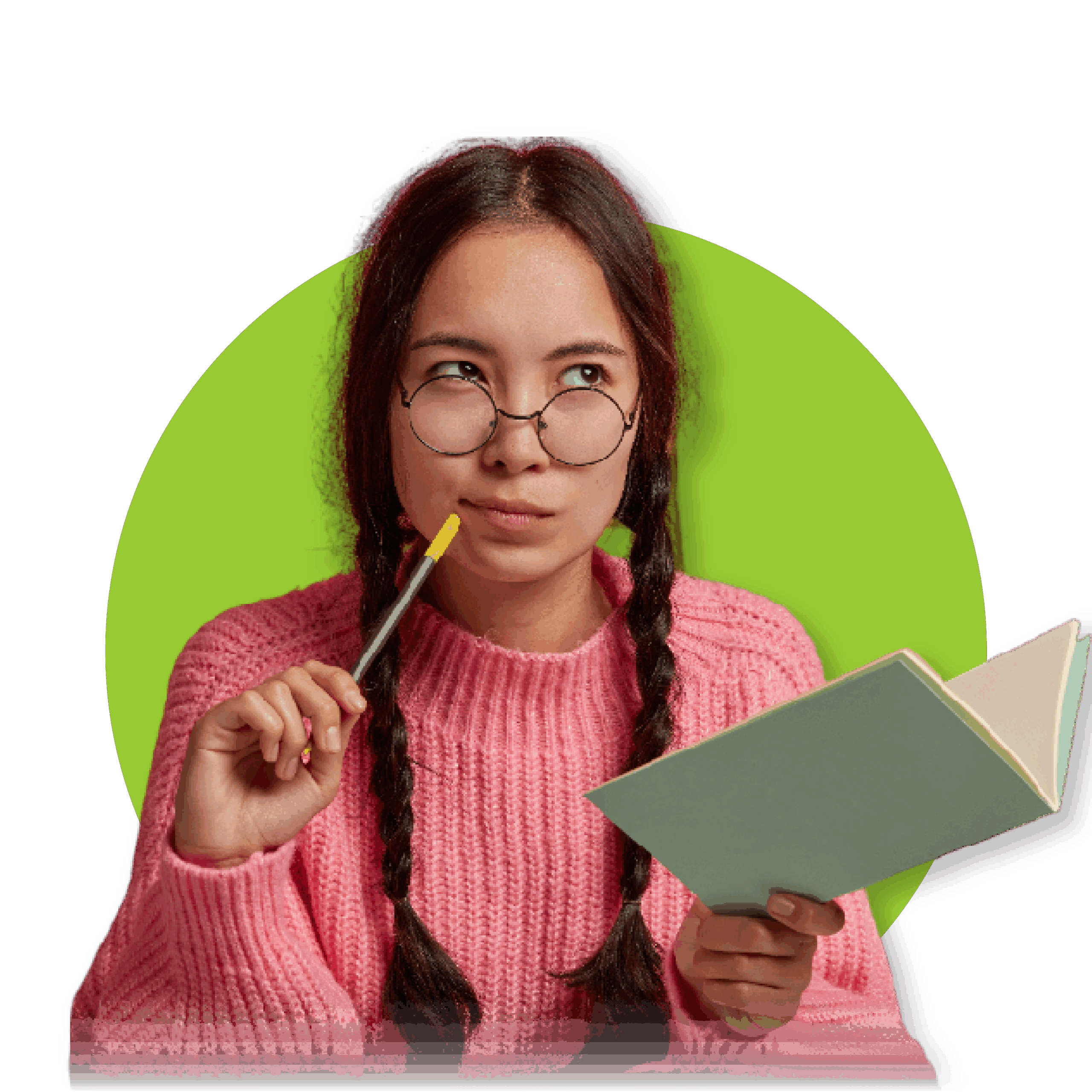 Estudiante pensativa con un cuaderno en la mano, frente a fondo verde.