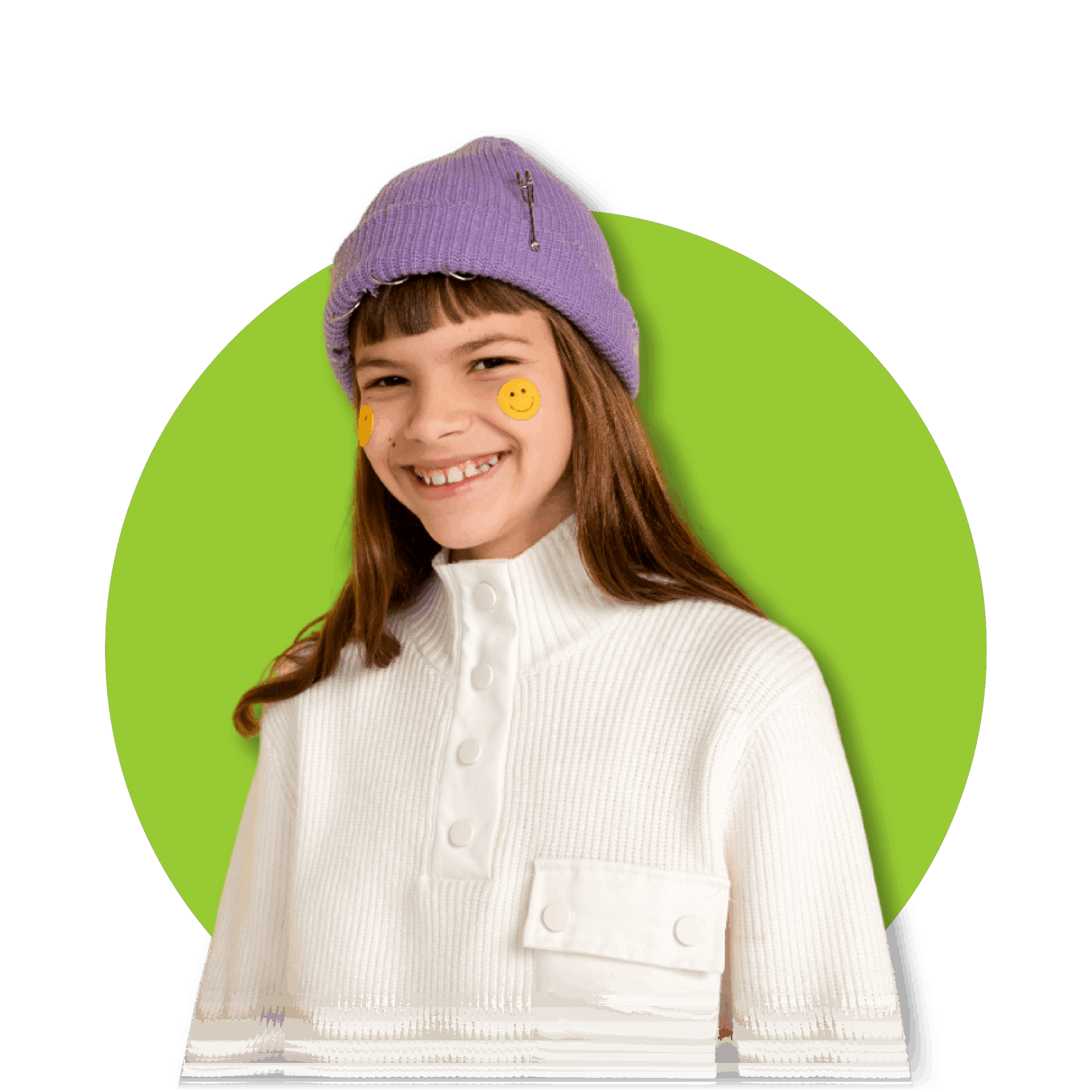 Una niña sonriente con un gorro morado y dos pegatinas de caritas felices en sus mejillas. Ella lleva un suéter blanco de cuello alto.