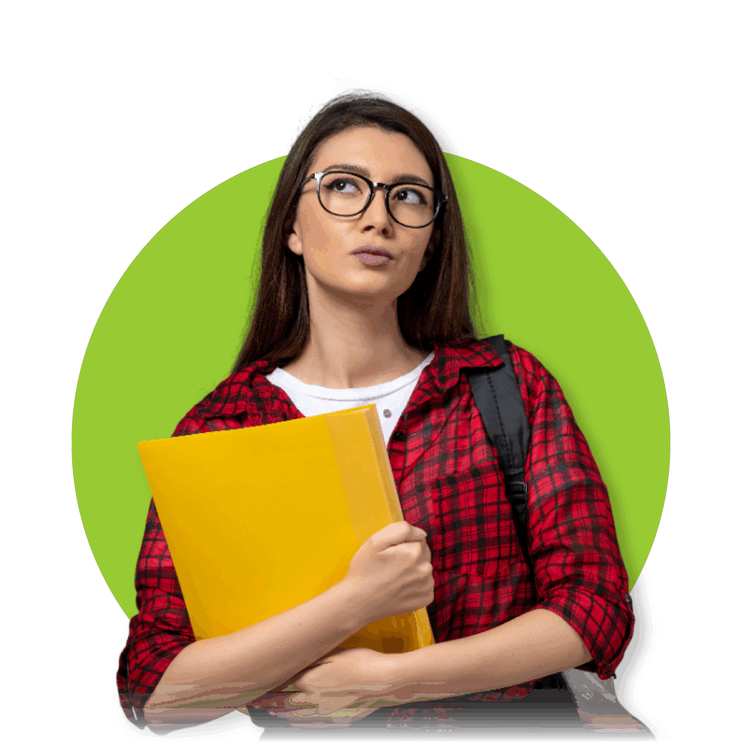 Mujer con gafas y cabello largo y castaño, usando camisa de cuadros rojos y negros, sosteniendo una carpeta amarilla con ambas manos.