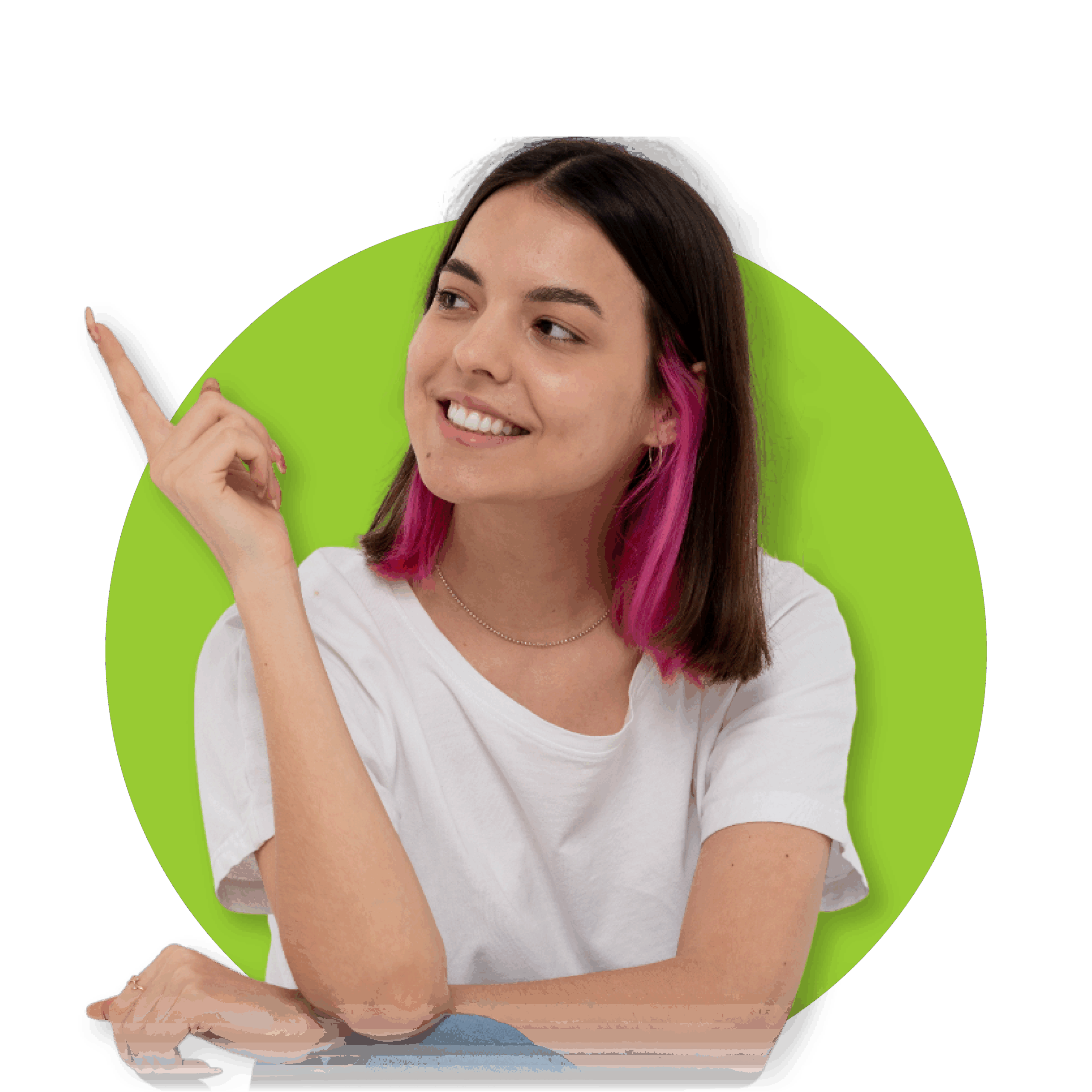 Mujer joven con cabello castaño y mechones teñidos de rosa, vestida con camiseta blanca, señalando hacia arriba con una sonrisa.