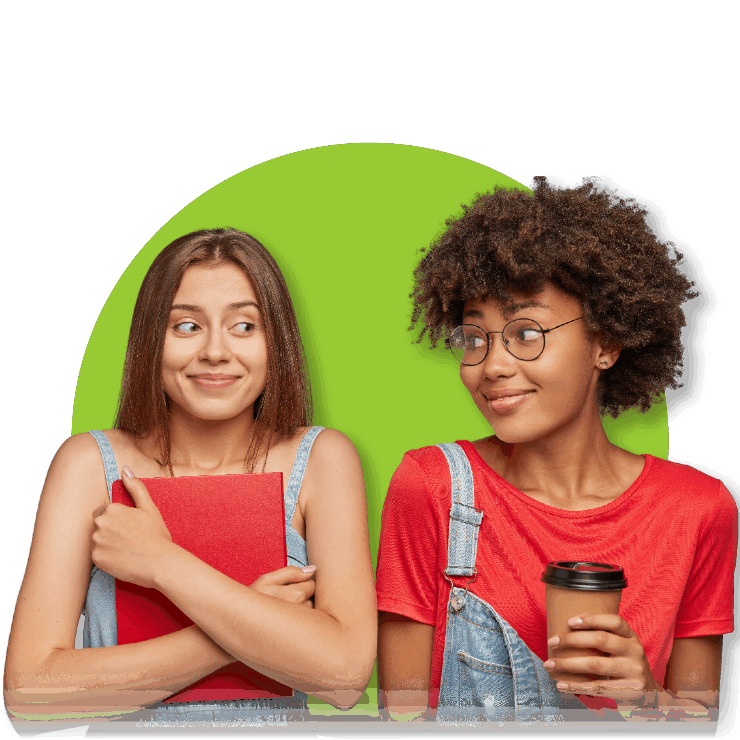 Dos chicas sonrientes; una sostiene un cuaderno rojo y la otra una bebida para llevar.