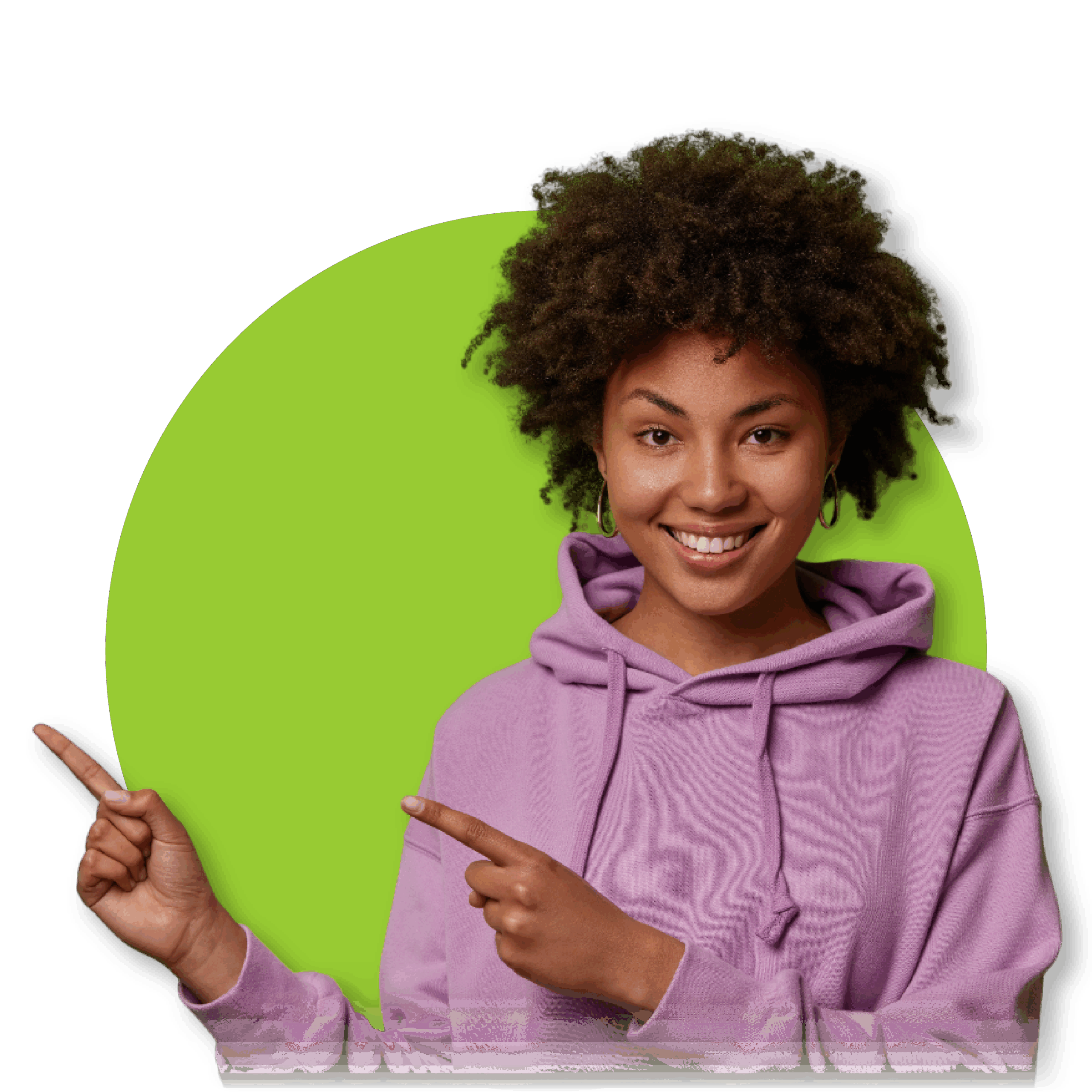 Joven con sudadera lila sonriendo y señalando hacia los lados sobre un fondo verde circular.
