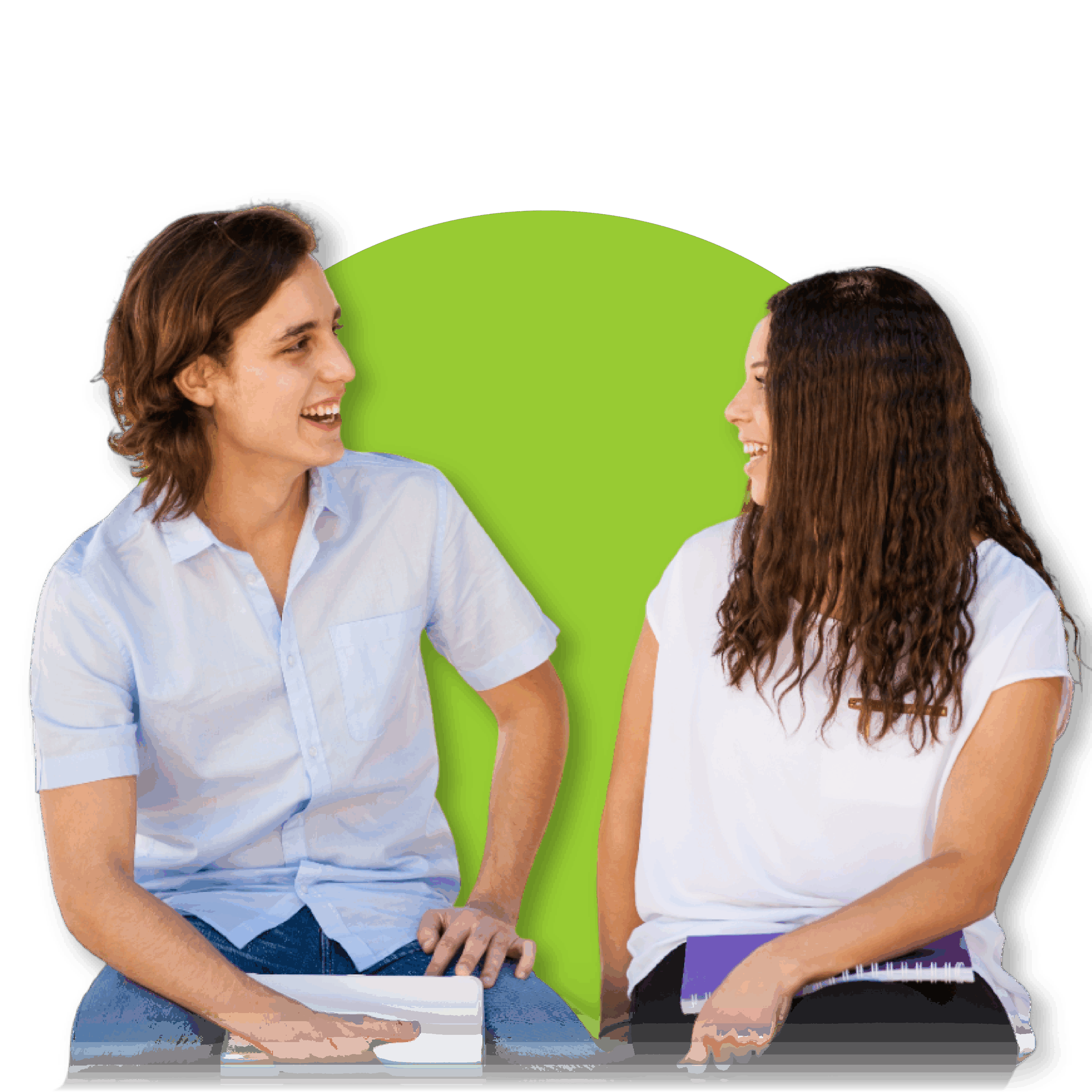Dos estudiantes sonrientes conversan, sentados frente a un fondo verde.