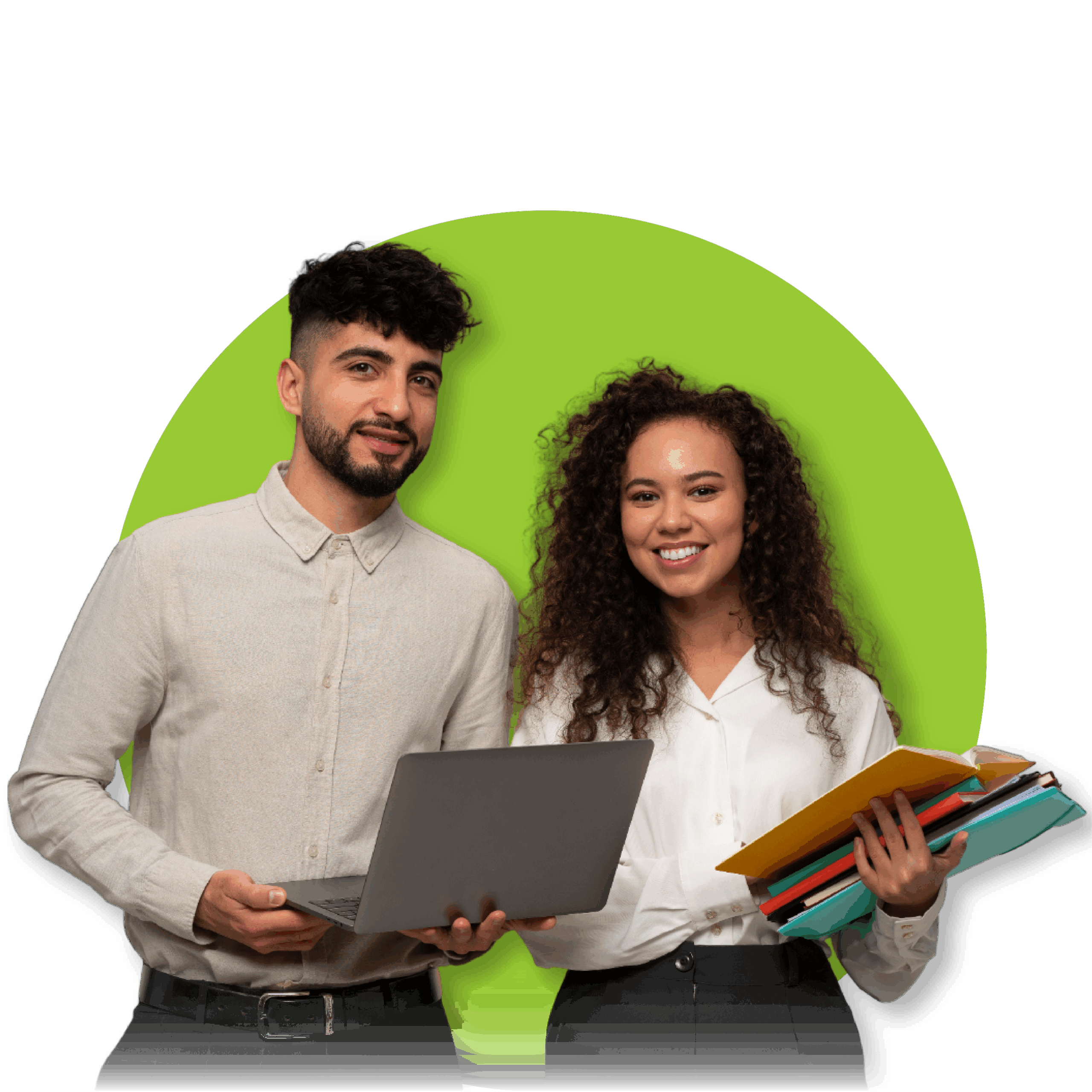 Dos personas sonrientes; una sostiene un portátil y la otra varios cuadernos