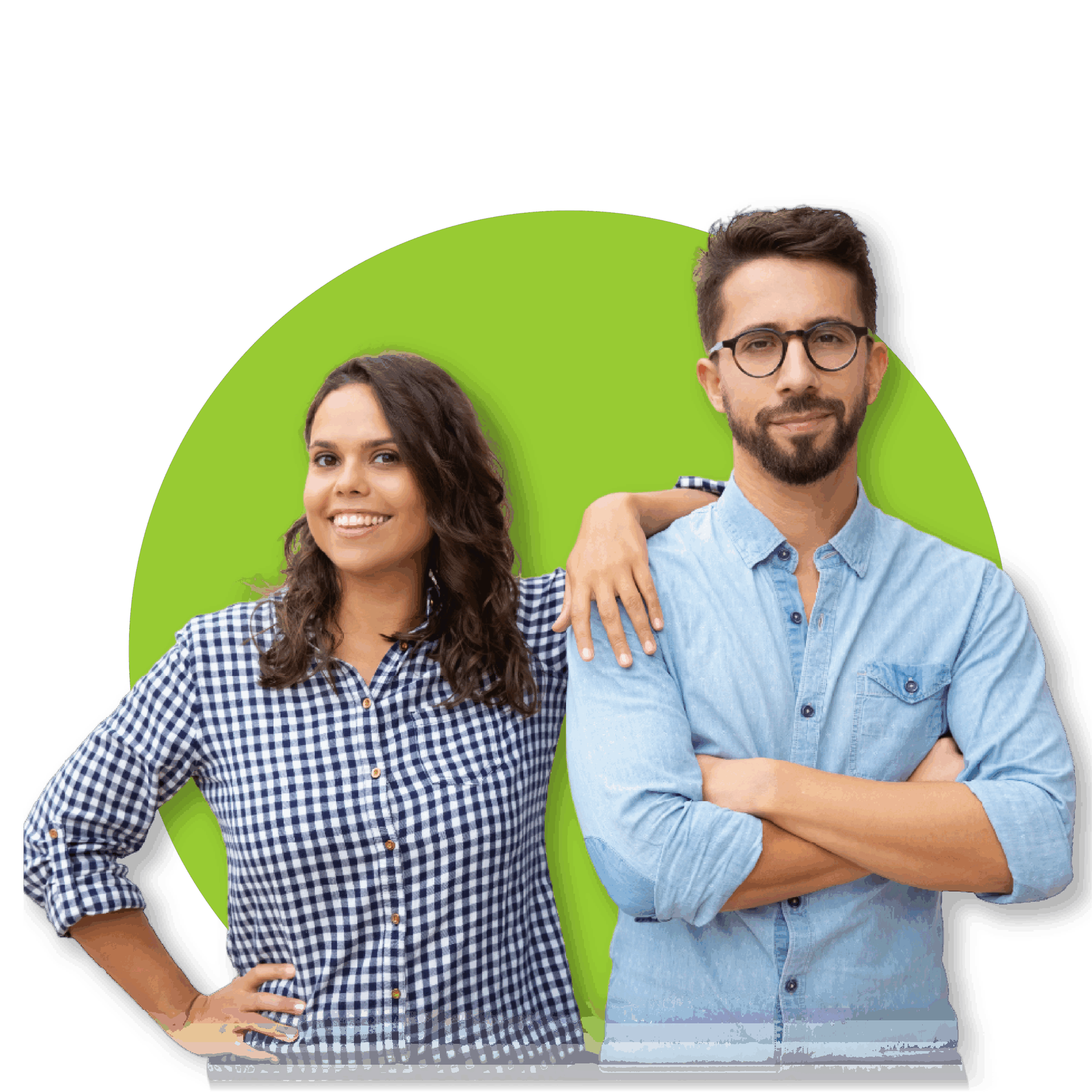 Dos personas posando sonrientes frente a un fondo verde.