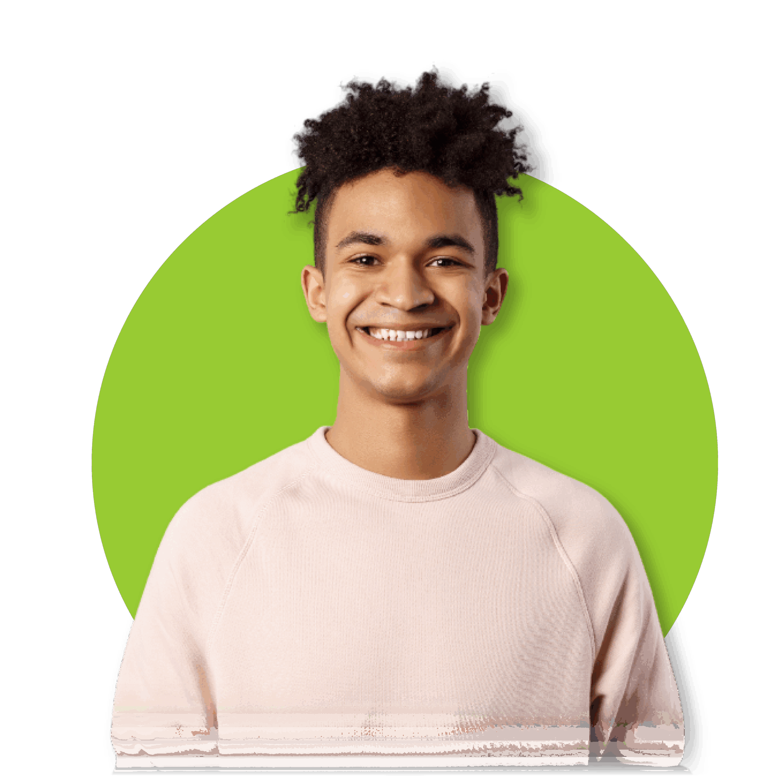Joven sonriente con camiseta clara, de pie frente a un fondo verde circular.